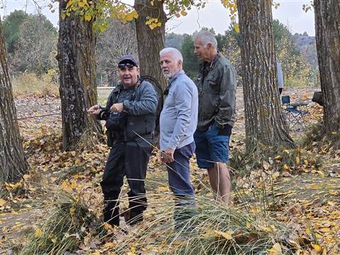 Socios del Club charlando en la orilla