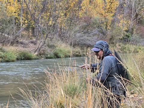 Pescador del Club en la orilla